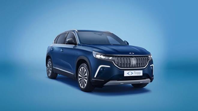 Togg T10X'de elence de unutulmam: AI- Radio, Yapay zeka, sayesinde seilen mzik trne gre kullancnn zevkine uygun alma listeleri oluturuyor. Ekranlar ayrca dijital sanat eserleri izlemek iin de kullanlyor. Togg byle devasa bir sahne ile CES teknoloji fuarnda dikkati ekti. imdi, bu dijital grafikler Gemlik'teki fabrikann d duvarlarn sslyor. Baz fonksiyonlarn almas ara ii yz tanma ile gerekletiriliyor. Kamera ayrca selfie ekmek iin de kullanlyor. Togg CEO'su 'Dijitallemeyi ciddiye alyoruz,' diyor. Tm bunlar ise bize Tesla gibi deil, daha ok Apple gibi geliyor."