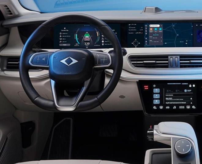 Haberde, "Hatta baz ynlerden daha bile iyi: rnein Togg AC arj istasyonunda 22 kW arj salarken rakipleri 11'de kalyor. Bir 11 kW arj noktasnda, piller yzde 20 ila yzde 80 dolulua 345 dakikada ulayor. DC hzl arj istasyonunda ise T10X maksimum 180 kW'a kadar arj alabiliyor ve bu durumda, sadece 28 dakikada yzde 20'de 80'e ulayor. Togg Trkiye'de bunun mmkn olmas iin, ana ulam yollar boyunca 1000 adet hzl arj istasyonu yerletirilmek iin almalarn srdryor. Tesla ne yapabiliyorsa, biz zaten uzun zamandr yapabiliyoruz" diyecek durumdalar." ifadeleri yer ald.