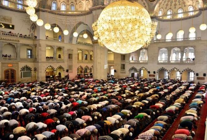 YURT DII BAYRAM NAMAZI SAATLER BELL OLDU  <br>  Bayram namaz, KKTC'nin bakenti Lefkoa'da 06.49'da, Almanya'nn bakenti Berlin'de 06.59'da, ngiltere'nin bakenti Londra'da 06.53'te, Bosna Hersek'in bakenti Saraybosna'da da 06.45'te eda edilecek.