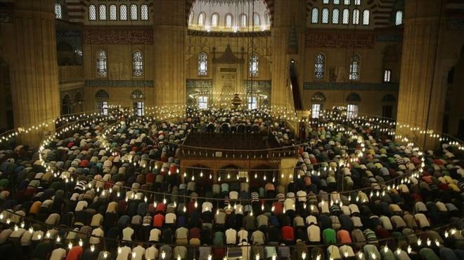 STANBUL'DA BAYRAM NAMAZI SAAT KATA?    10 Nisan aramba gn stanbul'da klnacak bayram namaz saati, Diyanet leri Bakanl verilerine gre belli oldu.    Buna gre; stanbul'da bayram namaz sabah saat 07.04'te klnacak.