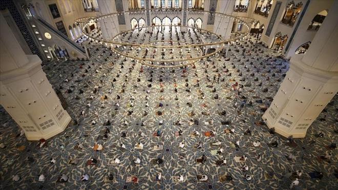 ZMR'DE BAYRAM NAMAZI SAAT KATA?    2024 bayram namaz saatlerinin aklanmasnn ardndan zmir'de bayram namaz klacak olan vatandalar iin saatler belli oldu.    Buna gre; zmir'de bayram namaz sabah saat 07.13'te klnacak.