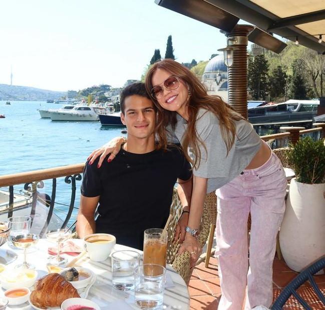 Ebru all, instagram hesabna oluyla pozlarn ekledi ve "Mutlu mutlu mutluuuuuuu bayramlar" notunu dt.