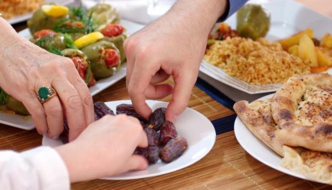 EVVAL ORUCU KA GN TUTULUR?<p>  Bayram dneminden sonra tutulmas uygun grlen evval orucunu, evval aynn sonrasna brakmamak gerekir. Ramazan'dan sonra evval aynda alt gn oru tutmak mstehaptr. Hz. Peygamber (s.a.s.), ?Kim Ramazan orucunu tutar ve ona evval ayndan alt gn ilave ederse, sanki yln btnnde oru tutmu gibi olur.? (Mslim, Sym, 204 [1164]) buyurmutur. Bu oru pe pee tutulabilecei gibi ara verilerek de tutulabilir (bn bidn, Redd?l-muhtr, 2/435).  <br>  evval aynda nfile olarak tutulan oru, Ramazan?da tutulmayan orularn yerine gemez; yani Ramazan?da tutulmayan orularn ayrca kaza edilmesi farzdr. Bir oruta hem kaza hem de nfile yerine niyet edilmesi geerli olmadndan evval aynda tutulan oruta da bunlardan yalnz birine niyet etmek gerekir. evval aynda oru tutulurken, Ramazan?da tutulamayan orularn kazasna niyet edilirse bu orular kaza orucu olarak tutulmu olur.