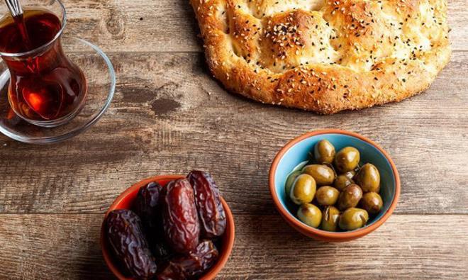 EVVAL AYI ORUCUNUN FAZLET NEDR?<p>  evval ay orucunun faziletini bildiren baz hadis-i eriflerin meali u ekildedir:  <br>  Ramazan?dan sonra evval aynda da 6 gn oru tutan, anasndan doduu gnk gibi gnahsz olur. [Taberan]    Ramazan orucuyla evval?de de 6 gn oru tutan, bir yl oru tutmu saylr. [bni Mace]    Ramazan ay orucu on aya, ramazandan sonra tutulan 6 gn oru da iki aya mukabil olur ki, bylece bir yl oru tutma sevabna kavuulur. [bni Huzeyme]