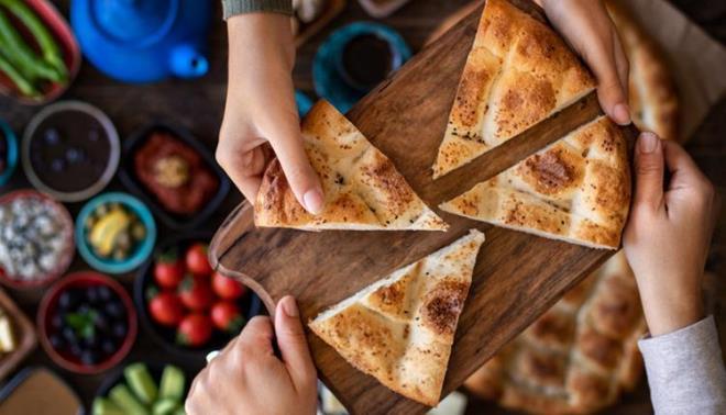 6 GN EVVAL ORUCUNDA ARA VERLR M, ART ARDA MI TUTULACAK?<p>  6 gnlk evval ay orucu ister art arda, isterse ara verilerek tutulabilmektedir. nemli olan bu ay iinde 6 gn oru tutmaktr.