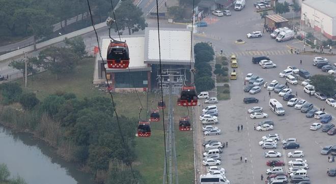 Kabinde bulunan 8 kii metrelerce ykseklikten yere dt. hbar zerine olay yerine AFAD, polis, salk ve Antalya Bykehir Belediyesi tfaiye Mdrlne bal ekipler sevk edildi.