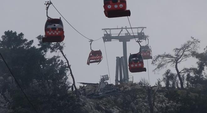 Antalya Bykehir Belediyesi'ne ait Sars teleferik hattn tutan demir direklerden biri saat 18.00 sralarnda yerinden koparak, kabinlerden birine arpt. erisinde 8 kiinin bulunduu kabinin taban arpmann etkisiyle krld.