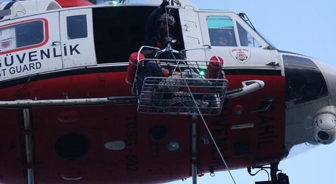 Yarallar, Sahil Gvenlik Komutanlna bal helikopterle olay yerinden alnarak, hastanelere gtrld.    Olay yerine gelen Antalya Bykehir Belediye Bakan Muhittin Bcek, yetkililerden bilgi ald. Olayla ilgili soruturma srdrlyor.