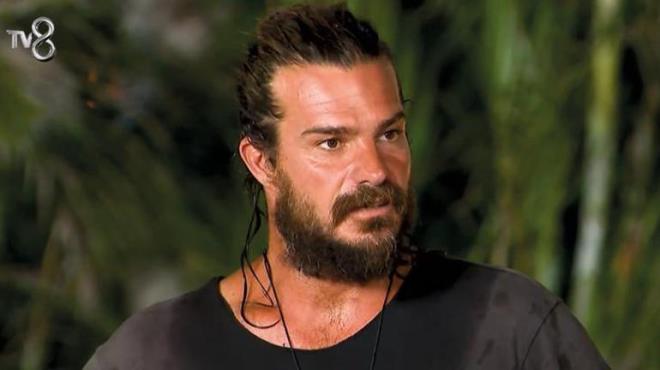 'BU BENM 5. DELLOM'<p>    Hakan Hatipolu, " 3 arkadama da baarlar diliyorum. Drste, centilmence, birbirimize sayg duyduumuz, ar rencide etmediimiz bir oyun olsun, ilk olarak bunu syleyeyim. kincisi, tekrar sylyorum ben buraya Aralk aynda savamaya geldim. Bu benim 5. dellom ve hibir zaman yatarak ampiyon olmayacam da burada ispatlayacam. nk yatarak ampiyon olunmaz. kcaksn aslan gibi oynayacaksn. Ben bugn de savaacam eer kaderimde yazlysa kalmak, kalacam. Kalamazsam da gideceim. Ben elimden geleni yaptm srece de buradan bam dik bir ekilde gideceim. Kimsenin dedii gibi burada  tane yarmacnn iinden gemeye de gelmedim. Kim kazanrsa da gideceim elini skacam ve elenirsem de hayatma devam edeceim. Hepsi aslan gibi yarmaclar, tabii ki Yasin ve Yaman'dan yana gnlm ama ikisinden biri finale kalacak. Umarm hakkmzda hayrls olur. Bizden giden olmaz." ifadelerine yer verdi.