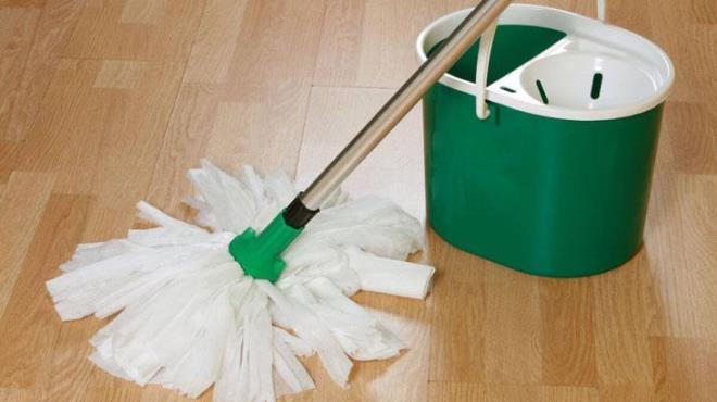 Geleneksel ieceklerimizden biri haline gelen siyah ayn yalnzca tketimi faydal deilmi. Temizlik alannda da kullanlan ay, ev temizliinde kadnlarn hayatn kurtarabilir. Kulaa ilgin gelse de vileda kovasna 1 bardak eklemek yeterli oluyor.