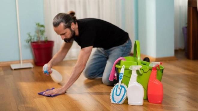 Kimyasal rnlere gerek kalmadan gnlerce parlayan parkelere sahip olmak iin siyah ay kullanmalsnz. Parkeleri cilal gibi gsteren bu yntem evinizin daha temiz durmasn salayacak.