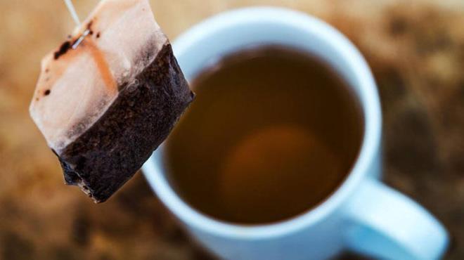 Uzun yllardr parke parlatmada kullanlan bu yntemi denemelisiniz. Doal yntemlerin banda gelen bu ilemi gerekletirmek iin silme suyunun veya viledadaki suyun iine eklemeniz yeterlidir. ayn ierisindeki tanik asit parkelere istediiniz parlakl veren madde olarak bilinir.