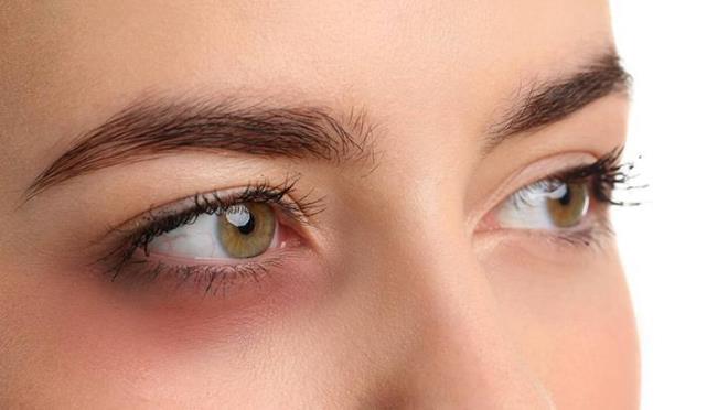 ETKLER KDEN KYE DEYOR<p>  K vitamini eksiklii durumunda, phtlama faktrlerinin retimi ve aktivasyonu olumsuz etkilenir. Sonu olarak, kan phtlamas sreci zayflar ve vcut yaralara kar daha az etkili bir ekilde tepki verir. Bununla birlikte, K vitamini eksikliinin kan phtlamas zerindeki etkileri kiiden kiiye deiir ve eksikliin derecesine baldr.