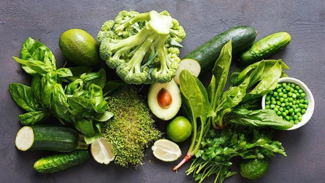 HANG BESNLERDE BULUNUR?<p>  K vitaminin, byk ksm dardan alnr. zellikle yeil renkli bitkilerde bol miktarda bulunur. Bunlar arasnda; spanak, paz, brokoli ve lahana saylabilir. Bunlarn yan sra fasulye ve domateste de bol miktarda bulunur.