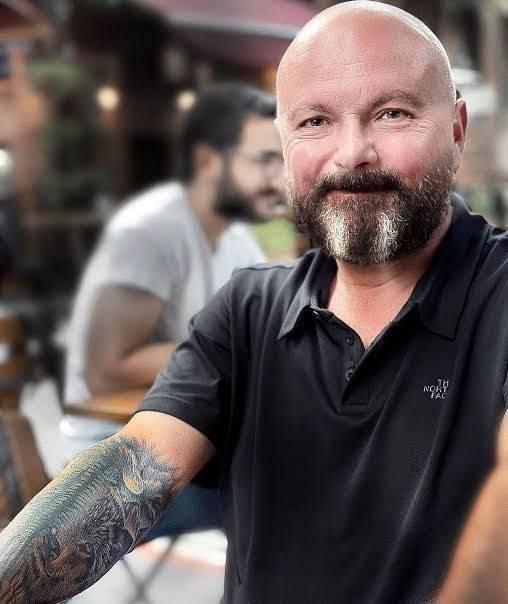 Dn saat 17.30 sralarnda ili Duatepe Mahallesi'nde meydana gelen olayda Rus uyruklu bir kadn, bir firmadan elektrikli bir otomobil kiralad. Kadn evinin nne gelip aracndan inerek kontak anahtar ierisinde olan arac uygulama zerinden kilitledi. Ancak o esnada kadn takip eden bir ahs, aracn kaplarnn kilitlenmediimi fark ederek ierine girdi. Arac altran ahs ardndan uzaklamaya balad. Aracn gittiini gren kadn ise durumu eine bildirdi.