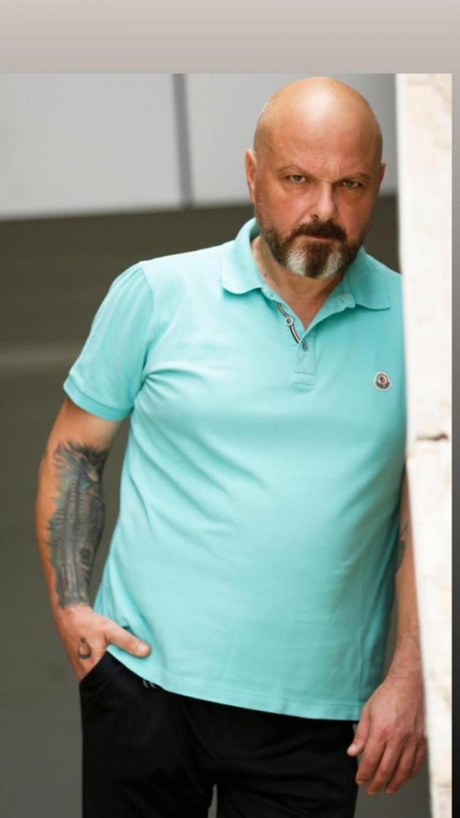 Eiyle birlikte motosiklete binen kadn, hrsz kovalamaya balad. Sokak sokak kovaladklar esnada bir otomobil srcsnden de yardm isteyen kadn, bir sokan giriinde ahs nn kesip durdurdu.