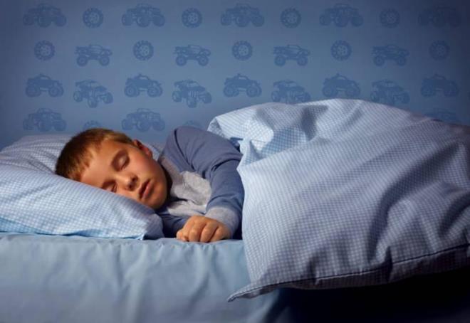 GECE YATI SAATN KADEMEL OLARAK NE ALIN  <br>  Gece saatini ilk bata birden ne ekmek yerine kademeli olarak ne ekin. rnein;  <br>  1. ve 2. gn: 22.30  <br>3. ve 4 .gn: 22.00  <br>5. ve 6. gn: 21.30  <br>7. ve 8. gn: 21.00  <br>  gibi yapabileceiniz bir gece saat dzeni ocuunuz iin hedeflediiniz uyku dzenine daha rahat almasna imkan tanr.