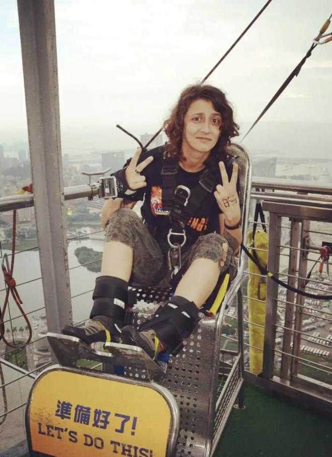 "kizinin davas sonuland m?" sorusuna ise "Hayr. Onun davas ertelendi. Davas sonulannca benim gibi kardeim de tazminat davas aacak" eklinde cevap verdi.  <br>Duygu Nebiolu, "Metin Akpnar'n zengin bir sanat olduu biliniyor. Maddi olarak ondan beklentiniz var m?" sorusunu da karlksz brakmad. Nebiolu, cevap olarak "Tabii ki var. Benim geleceim elimden alnd. ocuu olarak hakkm neyse onu istiyorum. Bana yardm tamamen kesti. kizime yardm yapyor. 35 yandaym hl beni byten babam bana destek oluyor. Akpnar, bir de mahkemeye bavurup fakirlik kadm iptal ettirmek istedi. Mahkeme srecinde adli yardm istedim. Mahkeme har parasn da kendimin deyemeyeceimi dnerek, adli yardmn iptalini istedi. Ama baarl olamad. Akpnar istiyor ki dosyalar kapansn. Babamn kendi i hayatm konusunda da engel olduunu dnyorum" ifadelerini kulland.