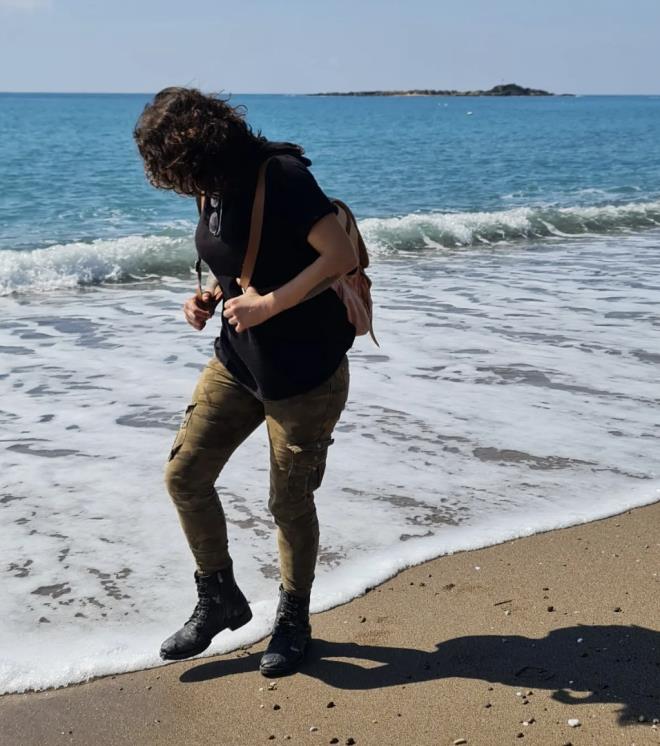 "Annemle en son 2010 ylnda grtm. O zamandan beri grmyorum. Babamn Metin Akpnar olduunu yeni renmitim o zaman. Annem Almanya'da yaad iin, grntl konumutuk. Karlkl ok gzya da dktk. Ama bir daha ne arad, ne de sordu. Daymlarm ve teyzemlerin zerinden de ulaamyorum. Annesi ldnde Trkiye'ye geldi ama benden gizlediler. Bizimle grmek istemiyor. Ben annemi bulmak istiyorum. Annemi bulmak iin Mge Anl'dan yardm istiyorum. Ancak onun bulabileceine inanyorum. Gerekirse onun programna karm. Mge Anl'y 15 yamdan beri takip ediyorum. ok gveniyorum ona. Annemin 6 ocuu var. kisi Almanya'daki evliliinden. 4 kardeim de benimle ayn kaderi yaad."