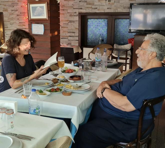 Usta oyuncu Metin Akpnar'n evlilik d yaad ilikiden Duygu Nebiolu ve Sevgi Nebiolu adnda ikiz kzlar olduu ortaya kmt. DNA testi ve mahkeme karar ile 82 yandaki sanatnn z kz olduunu resmiyete kavuturan Duygu Nebiolu, yeni aklamalarda bulundu.