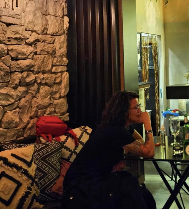 Ablasyla ilgili bir aklama da yapan Nebiolu, "Evlilik d ilikiden drt ocuu var annemin. Bir ablamn da babas ok nl bir isim ve medya dnyasndan. O da dava at, hukuk mcadelesi veriyor" dedi.