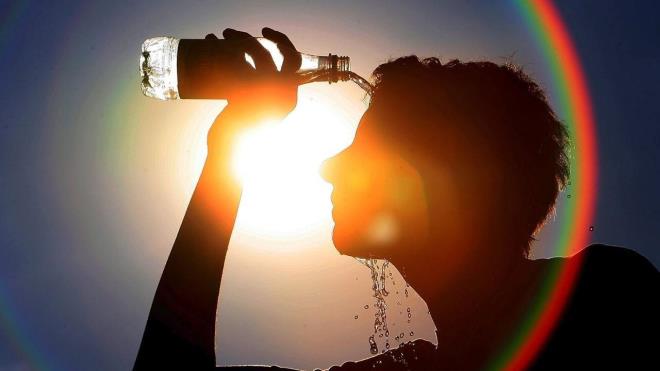 BAKAN ZHASEK'DEN UYARI<p>  evre, ehircilik ve klim Deiiklii Bakan Mehmet zhaseki, yurt genelinde yarndan itibaren artmas beklenen scaklklarn baz illerde 30 derecenin zerine kacan bildirdi.