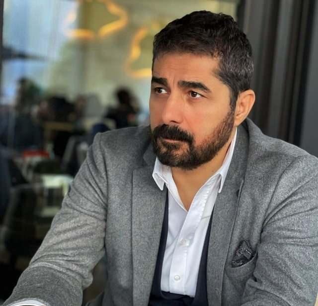 Ben yllarca Mert?e babalk yaparken sana da evlatlk yaptm brahim Tatlses? Ben babaln nasl yapldn ok iyi biliyorum. Siz bu konuda ahkam kesecek son insansnz. Daha ocuk yata beni kendinize koruma yapm, kalabalklarda konserlerde nnze kalkan yapm insansnz. Yetmemi gibi banza gelen her olayda da beni sorumlu tutmu bir babasnz. Yukarda Allah var. Tm yaknlarnz, magazin dnyas ahit bunlara? imdi dnyorum da bir baba ocuunun cann nasl bu kadar umursamaz. Ben yllarca canm hie saydm, sizi korudum? Siz benim evlatlm da, babalm da sorgulayamazsnz. Kendinizi her tehlikede hissettiinizde 'yeti' dediinizde yannzda ben oldum. imdi kalkm ?Babalk nasl yaplrm onu rensin? diyorsunuz? Sizi rnek alsaydm, vay ocuklarmn haline? Siz babalnzla sadece bana deil, dier ocuklarnza yani kardelerime de ar travmalar yaattnz, yaattrdnz. Herkes sevgisinden, saygsndan susuyor ama bilen de biliyor? Hi amayalm o konular.