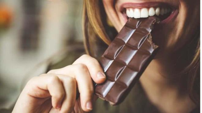 Aratrmaclar, kakao ekirdeklerinde bulunan teobrominin, antiinflamatuar zelliklere sahip olduunu, antioksidanlarla dolu olduunu ve yksek kolesterol seviyelerinin hafza ve bilisel ilevimiz zerindeki etkilerini giderebileceini sylyor.