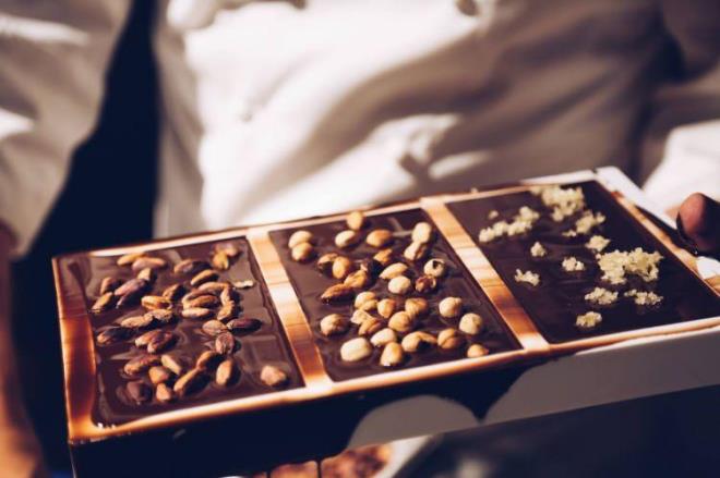 Gnde az miktarlarda ikolata tketmek kandaki phtlamay nleyerek, kalp krizlerinin nne geiyor. Ayrca ikolata yemek vcuttaki nitrik oksit retimini uyaryor. Bu sayede kan basnc azalrken, kan dolam rahatlyor.