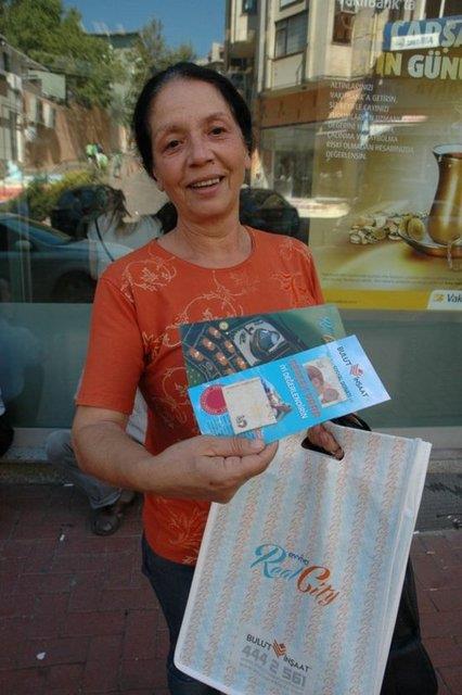 stanbul'dan Tekirda'a gelen nl bir inaat firmas yetkilileri, tantm amacyla sokakta 5 bin kiiye; 5, 10, 20, 50 ve 100 TL'lik banknot datt. Para datmnda izdiham olumamas iin polis ekipleri, firma grevlilerini polis aracna bindirerek gvenli bir yere gtrd.