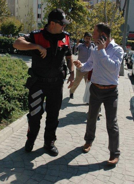 stanbul'dan Tekirda'a gelen nl bir inaat firmas yetkilileri, tantm amacyla sokakta 5 bin kiiye; 5, 10, 20, 50 ve 100 TL'lik banknot datt. Para datmnda izdiham olumamas iin polis ekipleri, firma grevlilerini polis aracna bindirerek gvenli bir yere gtrd.