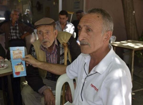 stanbul'dan Tekirda'a gelen nl bir inaat firmas yetkilileri, tantm amacyla sokakta 5 bin kiiye; 5, 10, 20, 50 ve 100 TL'lik banknot datt. Para datmnda izdiham olumamas iin polis ekipleri, firma grevlilerini polis aracna bindirerek gvenli bir yere gtrd.