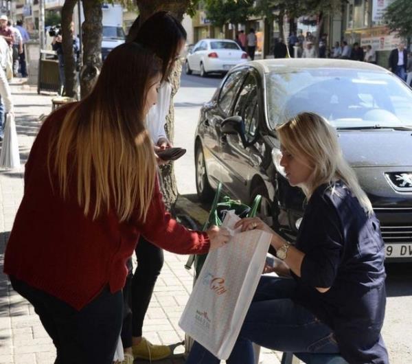 stanbul'dan Tekirda'a gelen nl bir inaat firmas yetkilileri, tantm amacyla sokakta 5 bin kiiye; 5, 10, 20, 50 ve 100 TL'lik banknot datt. Para datmnda izdiham olumamas iin polis ekipleri, firma grevlilerini polis aracna bindirerek gvenli bir yere gtrd.