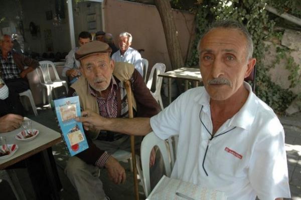 stanbul'dan Tekirda'a gelen nl bir inaat firmas yetkilileri, tantm amacyla sokakta 5 bin kiiye; 5, 10, 20, 50 ve 100 TL'lik banknot datt. Para datmnda izdiham olumamas iin polis ekipleri, firma grevlilerini polis aracna bindirerek gvenli bir yere gtrd.