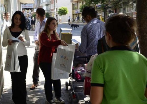 stanbul'dan Tekirda'a gelen nl bir inaat firmas yetkilileri, tantm amacyla sokakta 5 bin kiiye; 5, 10, 20, 50 ve 100 TL'lik banknot datt. Para datmnda izdiham olumamas iin polis ekipleri, firma grevlilerini polis aracna bindirerek gvenli bir yere gtrd.