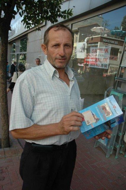 stanbul'dan Tekirda'a gelen nl bir inaat firmas yetkilileri, tantm amacyla sokakta 5 bin kiiye; 5, 10, 20, 50 ve 100 TL'lik banknot datt. Para datmnda izdiham olumamas iin polis ekipleri, firma grevlilerini polis aracna bindirerek gvenli bir yere gtrd.