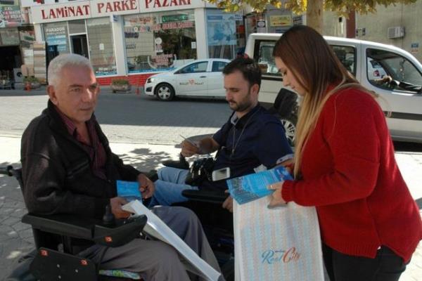 stanbul'dan Tekirda'a gelen nl bir inaat firmas yetkilileri, tantm amacyla sokakta 5 bin kiiye; 5, 10, 20, 50 ve 100 TL'lik banknot datt. Para datmnda izdiham olumamas iin polis ekipleri, firma grevlilerini polis aracna bindirerek gvenli bir yere gtrd.