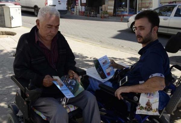 stanbul'dan Tekirda'a gelen nl bir inaat firmas yetkilileri, tantm amacyla sokakta 5 bin kiiye; 5, 10, 20, 50 ve 100 TL'lik banknot datt. Para datmnda izdiham olumamas iin polis ekipleri, firma grevlilerini polis aracna bindirerek gvenli bir yere gtrd.