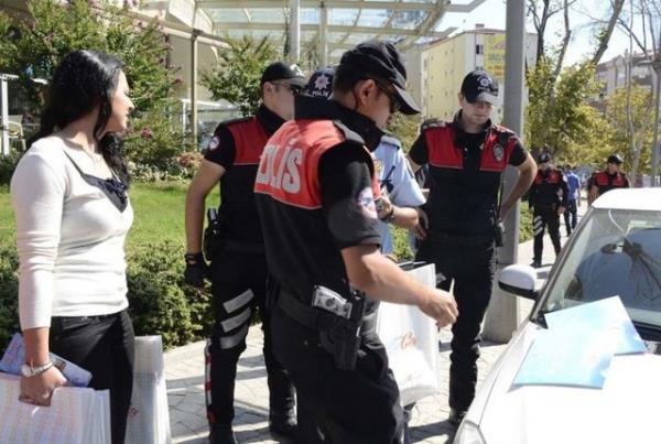 stanbul'dan Tekirda'a gelen nl bir inaat firmas yetkilileri, tantm amacyla sokakta 5 bin kiiye; 5, 10, 20, 50 ve 100 TL'lik banknot datt. Para datmnda izdiham olumamas iin polis ekipleri, firma grevlilerini polis aracna bindirerek gvenli bir yere gtrd.