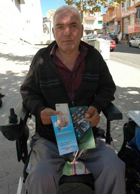 stanbul'dan Tekirda'a gelen nl bir inaat firmas yetkilileri, tantm amacyla sokakta 5 bin kiiye; 5, 10, 20, 50 ve 100 TL'lik banknot datt. Para datmnda izdiham olumamas iin polis ekipleri, firma grevlilerini polis aracna bindirerek gvenli bir yere gtrd.