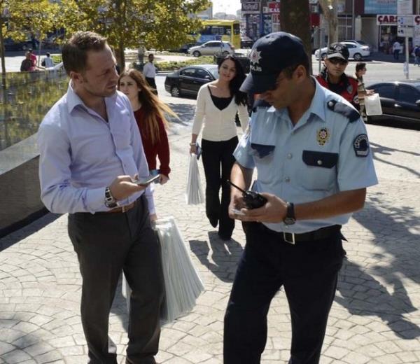 stanbul'dan Tekirda'a gelen nl bir inaat firmas yetkilileri, tantm amacyla sokakta 5 bin kiiye; 5, 10, 20, 50 ve 100 TL'lik banknot datt. Para datmnda izdiham olumamas iin polis ekipleri, firma grevlilerini polis aracna bindirerek gvenli bir yere gtrd.