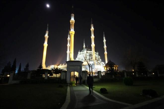 Mevlid Kandili ne zaman idrak edilecek? (2024 Diyanet Mevlid Kandili tarihi) - 3  MEVLD KANDL'NN NEM    'Doum, doum yeri ve doum vakti' anlamlarna gelen mevlid kelimesi, peygamber efendimiz Hz. Muhammed'in doumunu anlatmak iin kullanlyor.    "Mevlid-i Nebi" olarak da anlan ve Trkiye'de Mevlid Kandili olarak bilinen gece, Mslman alemi iin byk nem tayor.    Son peygamber Hz. Muhammed'in doumunu anmak iin dzenlenen trenler, tarihte ilk kez Msr'da Fatmiler dneminde balad. ok gemeden Eyyubiler tarafndan da benimsenen kutlama programlarnda eitli trenler ve enlikler yapld.    Mevlid trenleri daha sonra slam dnyasnda yaygnlk kazanarak gnmze kadar devam etti. Esasen Hz. Muhammed'in doum yl dnm iin balayan mevlid treni giderek, Kadir, Mi'rac, Regaib ve Berat gecelerinde veya snnet, evlenme, lm, deprem gibi nemli olaylar vesilesiyle yaplmaya baland ve toplumsal gelenekte yer alan nemli bir dini-kltrel ge oldu.