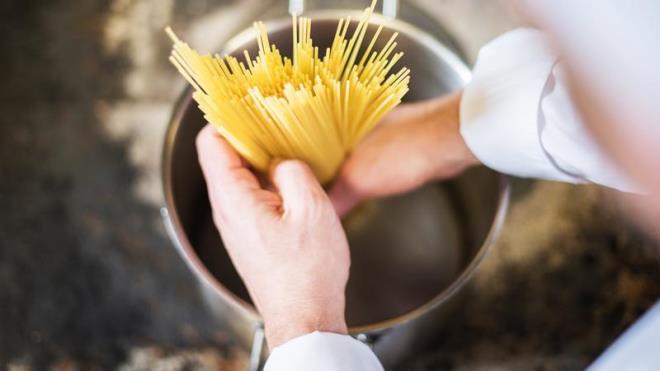 Makarna suyu, bakliyatlar slatmak iin kullanlabilir. Ancak sz konusu suyun iinde tuz olduu da unutulmal. Bu nedenle tuz oran hesaplanarak bakliyatlar slatlmal.