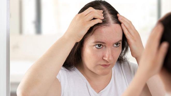 A vitamininin v�cutta az olmas�, cilt lekelerinin �o�almas�na yol a�abilir. Cilt tonu e�itsizli�i, b�lgesel lekelenmeler g�r�n�r olabilir. Ayr�ca sa� ve t�rnaklarda �e�itli de�i�imler g�zlenebilir. T�rnak ve sa� yap�s�n�n zay�flamas�, A vitamini eksikli�inin belirtilerinden kaynaklanabilir.