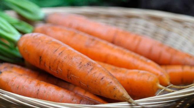 Havu�<BR>  V�cutta A vitaminine d�n��en en pop�ler sebze, havu�tur. �zellikle g�z sa�l��� ile ili�kilendirilen havu� A vitamini eksikli�ini gidermek i�in t�ketilmelidir. Sa�l�k a��s�ndan b�y�k faydalar� olan bu sebze, g�z sa�l��� ba�ta olmak �zrere ba����kl�k sistemine var�ncaya kadar v�cudu iyile�tirebilir.