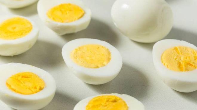 Yumurta<p>  Y�ksek protein i�eri�i olan yumurta genellikle tokluk hissi ve kilo kontrol� konusunda de�erlendirilir. Ancak i�erisindeki vitamin deposu, A vitamini eksikli�inden kaynakl� olu�an t�m problemleri azaltmada etkilidir.