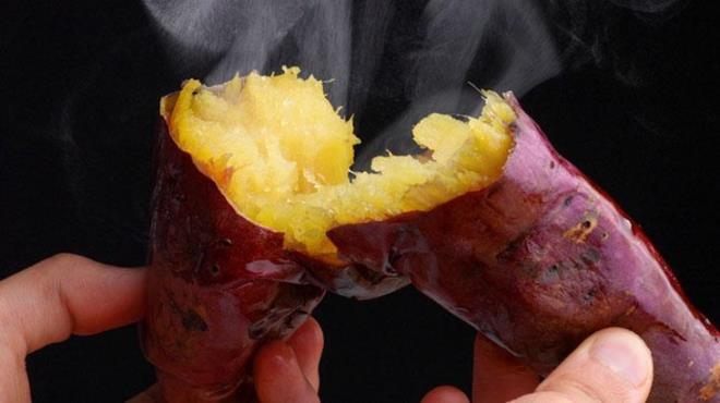 Tatl� patates<p>  A vitamini deposu sebzelerden bir di�eri ise tatl� patates. Bu k�k sebzeyi cilt problemlerinizi gidermek i�in yemeklere dahil edebilirsiniz. Halk aras�nda tatl� patatesin sindirimi iyile�tirdi�i, enerji verdi�i ve kilo kayb�na yard�mc� oldu�u da d���n�l�r.