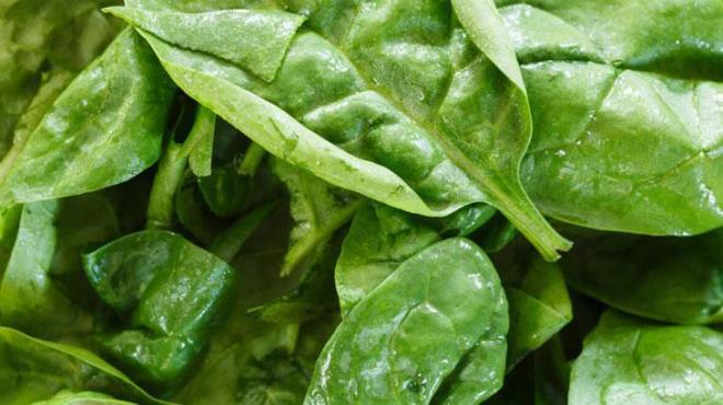 Ispanak<p>  ��erdi�i y�ksek demir miktar�yla bilinen �spanak diren�li bir v�cut i�in olmazsa olmaz sebzelerden biridir. Vitamin eksikli�ini gidermek i�in t�ketilmesi gereken �spanak yaln�zca A vitamini de�il, bir�ok vitamin �e�idini i�erisinde bar�nd�r�r. Daha g��l� bir v�cut ve sa�l�kl� cilt yap�s� i�in �spanak t�ketebilirsiniz.