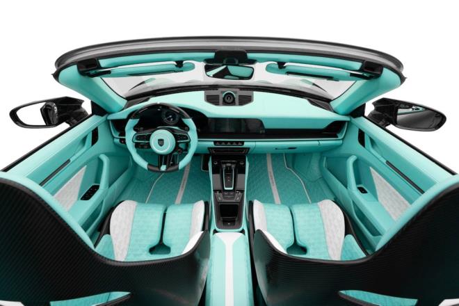 Arac�n i� k�sm�nda da tamamen �zelle�tirilebilir renkler kullan�lm��. Tamam� karbon koltuklar, yar�s� karbon yar�s� deri direksiyon simidi ve �st�nde yer alan vites de�i�tirmek i�in do�ru an� g�steren LED'ler i� mekan�n kalitesini art�ran ��eler.