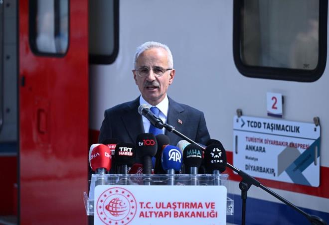 Ula�t�rma ve Altyap� Bakan� Abdulkadir Uralo�lu, Turistik Diyarbak�r Ekspresi u�urlama t�reninde konu�tu. Burada yapt��� konu�mas�nda Treni ilk seferine u�urlamaktan b�y�k memnuniyet duydu�unu belirten Uralo�lu, ?Vatanda�lar�m�z�n Anadolu?nun e�siz topraklar�n� ar��n ar��n ge�en ve turizm ama�l� olarak hizmet veren ?Turistik Do�u Ekspresi? konseptinde tren taleplerini kar��lamak ve alternatif rotalar sunmak amac�yla bug�n de Turistik Diyarbak�r Ekspresi seferlerini ba�lat�yoruz.